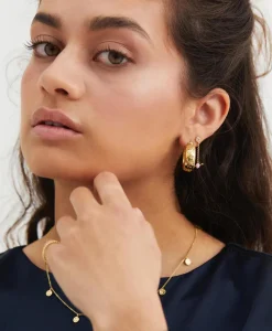 Anna+Nina Oorbellen Flower Garland Stamped Hoop Earrings Bra Goud